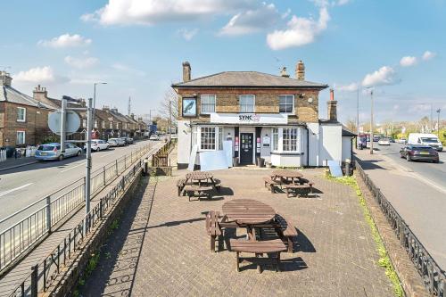 1A Rickmansworth Road, Pinner, HA5