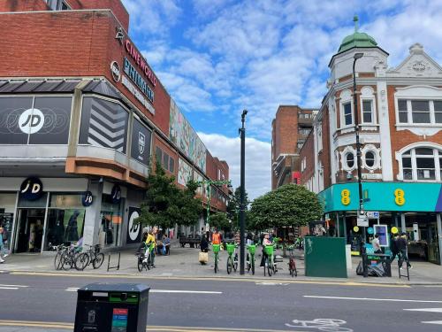 119 High Road, Wood Green, London, N22