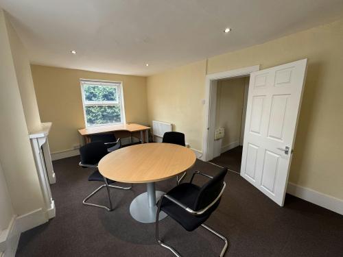 61 High Street, Leatherhead, KT22
