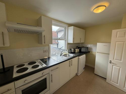 61 High Street, Leatherhead, KT22