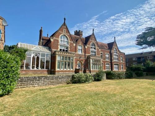 Thatcham House Turners Drive, Thatcham, RG19