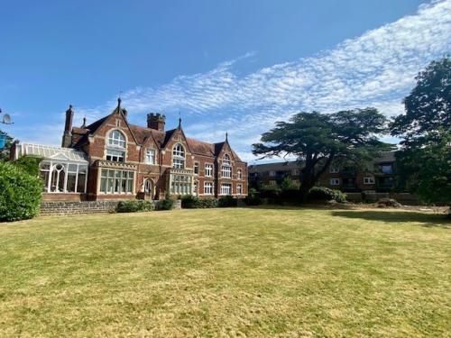 Thatcham House Turners Drive, Thatcham, RG19