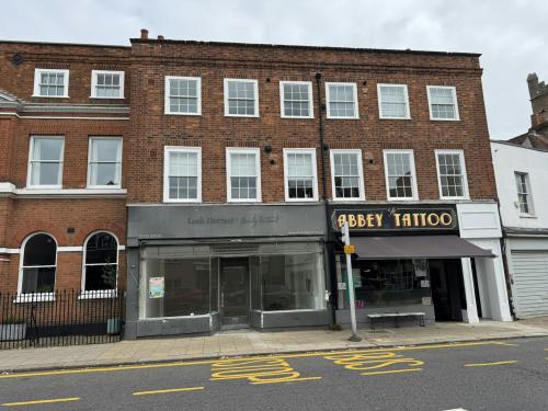 10 Windsor Street, Chertsey, KT16