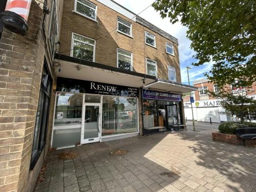 82 Fleet Road, Fleet, GU51