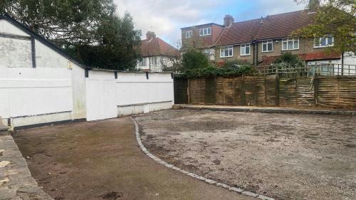 126 Central Road, Worcester Park, KT4