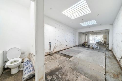 6 Bollo Bridge Road, Acton, London, W3