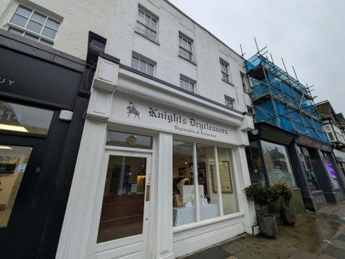 208 High Street, Dorking, RH4