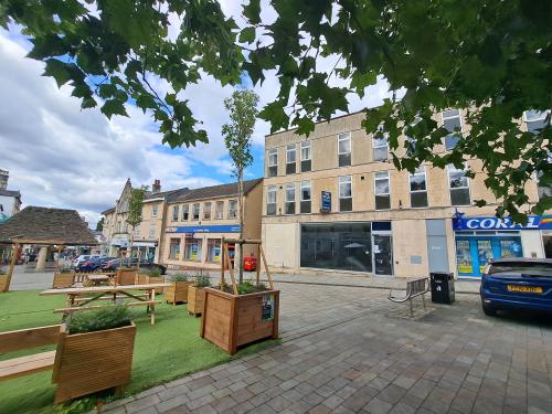 65 /66 Market Place, Chippenham, SN15