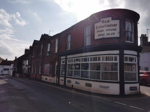 New Entertainer, 80 Pier Plain, Gorleston, Great Yarmouth, NR31