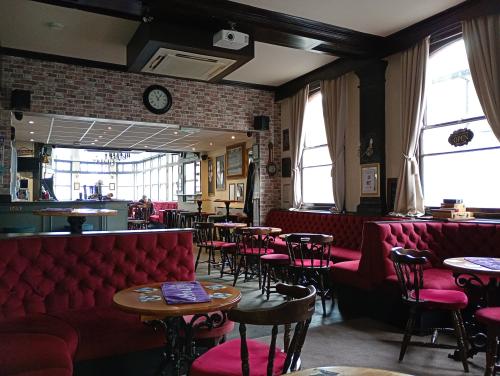 New Entertainer, 80 Pier Plain, Gorleston, Great Yarmouth, NR31