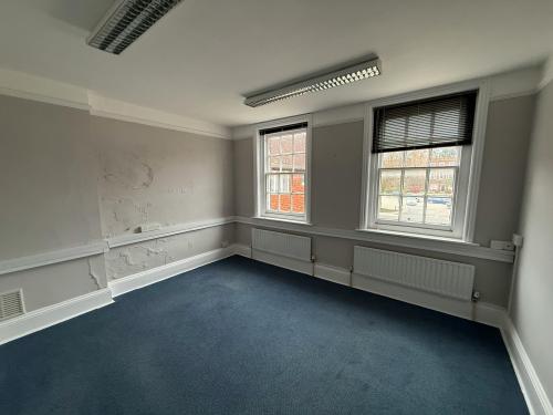 5 The Square, Petersfield, GU32