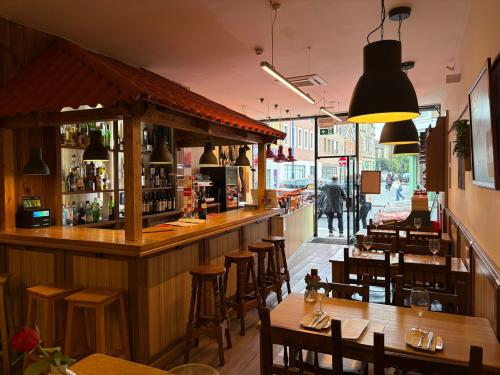 124 Putney High Street, Putney, London, SW15