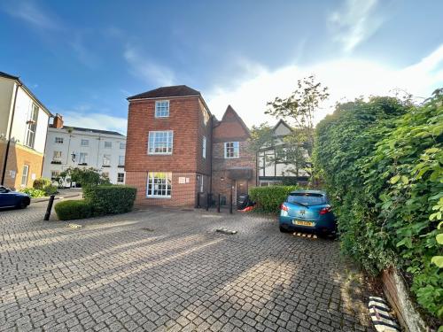 Oxford Court, 21-23 The Broadway, Newbury, RG14