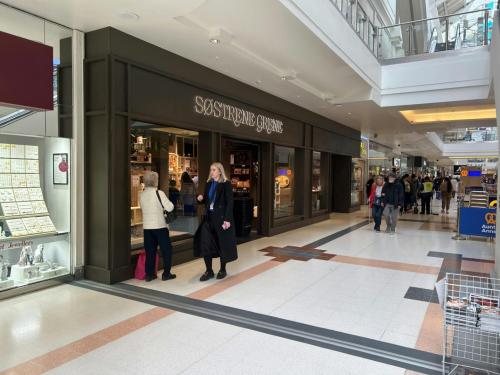 Unit 8, County Mall Shopping Centre, Crawley, RH10