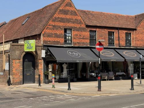 Unit 3 Mann's House, 101 High Street, Cranleigh, GU6
