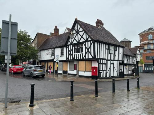 The Swan, Colchester, 22-24 Bank Street, Braintree, CM7