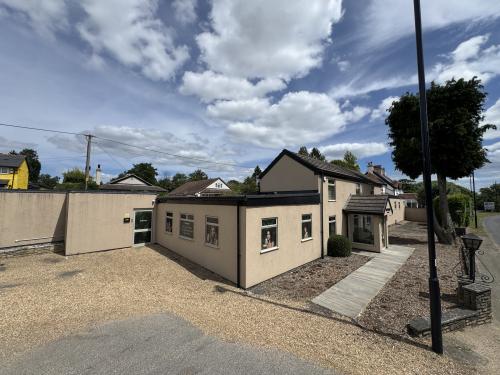 Trepadora House, Bath Road, Littlewick Green, Maidenhead, SL6