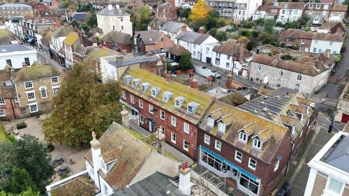 Swan Hotel, 59 High Street, Hythe, CT21