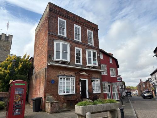 24 The Square, Petersfield, GU32