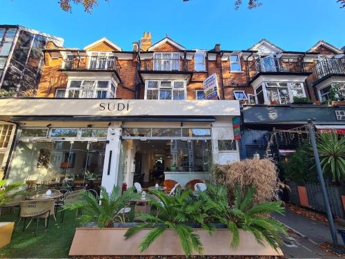 106 Kew Road, Richmond, TW9