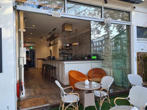 106 Kew Road, Richmond, TW9