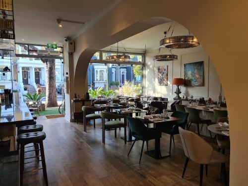 106 Kew Road, Richmond, TW9