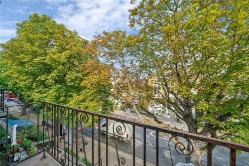 106 Kew Road, Richmond, TW9