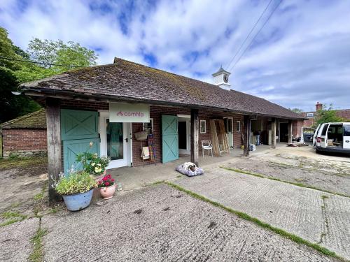 Unit 2 Long Crendon Manor Stables, Thame Road, Long Crendon, Thame, HP18