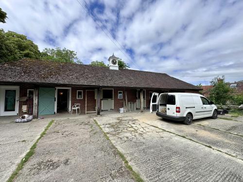 Unit 2 Long Crendon Manor Stables, Thame Road, Long Crendon, Thame, HP18