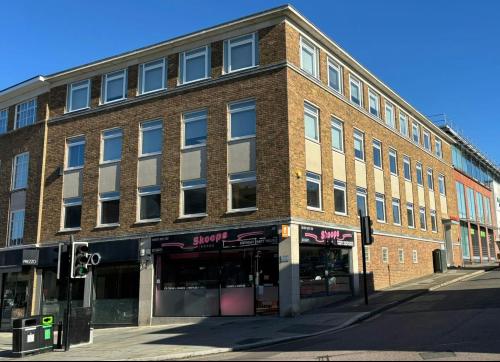 27 Church Street, Leatherhead, KT22