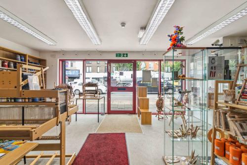 140 Seven Sisters Road, Finsbury Park, London, N7