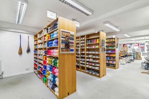 140 Seven Sisters Road, Finsbury Park, London, N7