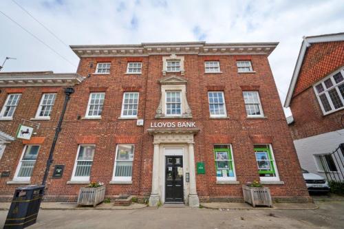 5 The Square, Petersfield, GU32